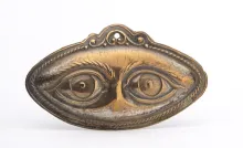 Ex-voto, argent et cuivre, XVIIIe– XIXe siècles, Italie/Flandres. Les ex-voto, « le vœu réalisé », sont offerts depuis l’Antiquité dans les lieux de culte en vue de l’accomplissement d’un vœu ou pour remercier d'une guérison. Les ex-voto anatomiques revêtent la forme des parties du corps affectées : ceux représentant des yeux sont dédiés à Sainte-Lucie, notamment patronne des malvoyants et ophtalmologues, . ©Musée de la Lunette - coll. Essilor-Pierre Marly. Photo : Pierre Guénat