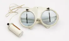 Lunettes essuie-glaces, acétate, métal et pile, milieu du XXe siècle. Un système d’essuie-glaces fonctionnant à pile équipe cette monture quelque peu gadget ! ©Musée de la Lunette - coll. Essilor-Pierre Marly. Photo : Pierre Guénat