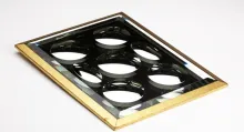 Apparus à la Renaissance, les "miroirs de sorcières" composés d’un ou plusieurs miroirs convexes furent appelés ainsi car on leur attribuait des pouvoirs magiques. Placés en face d'une fenêtre, ils permettaient de diffuser beaucoup de lumière dans l'intérieur des maisons qui avaient de petites ouvertures à l’époque. ©Musée de la Lunette - coll. Essilor-Pierre Marly. Photo : Pierre Guénat