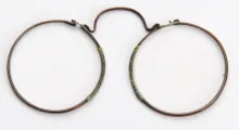Série de bésicles (corne, cuir, laiton), datant du XVI au XVIIe siècle. ©Musée de la Lunette, coll. Essilor Pierre Marly. Photo : Pierre Guenat