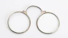 Série de bésicles (corne, cuir, laiton), datant du XVI au XVIIe siècle. ©Musée de la Lunette, coll. Essilor Pierre Marly. Photo : Pierre Guenat