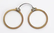 Série de bésicles (corne, cuir, laiton), datant du XVI au XVIIe siècle. ©Musée de la Lunette, coll. Essilor Pierre Marly. Photo : Pierre Guenat
