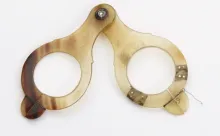 Série de clouant (bois et corne), copie de modèles du 16e siècle ©Musée de la Lunette, coll. Essilor Pierre Marly. Photo : Pierre Guenat