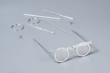 Asaf Weinbroom : « Ces lunettes se construisent par des connecteurs faisant appel à la notion de serrage. Toutes les pièces sont reliées à froid, de sorte que dévisser les tempes libère la face des branches. Ce système permet de choisir chaque pièce séparément, et l'assemblage final selon le goût individuel du porteur ».