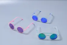 Charnière élastique - Bakery Studio par Gilli Kuchik et Ran Amitai : « Après avoir étudié divers objets pliants, Bakery Studio a choisi pour ces lunettes une méthode de pliage inspirée de la structure des poteaux de tente, avec un fil flexible passé à travers les canaux à l'intérieur de la face et des branches. Les lunettes sont en impression 3D pour leur donner leur apparence distinctive ».