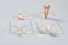 Sur la pointe du nez par Dana Benshalom : « Cette série de lunettes étudie la relation (complexe) entre les lunettes et le nez, cherchant à se défaire du glissement et du mouvement de main typique du porteur. Les quatre paires présentées créent un continuum imaginaire - entre celles qui restent en place et celles qui glissent, soit entre l'abolition et la préservation du mouvement - grâce à des aides irréalistes et des solutions empruntées à différents mondes conceptuels ».