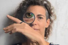 Tal Gur : « Comme un bijou qui maintient le contact avec le visage, ce projet combine bagues et verre optique. Il aborde l’aspect ‘bijoux’ des lunettes et les mouvements du corps qui sont susceptibles d'émerger avec le nouvel objet ».