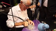 Démonstration sur le stand des MOF Lunetiers
