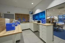 L'atelier est bien visible en magasin.