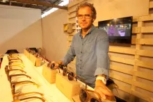 Lunettes solaires en bois sur le stand Palens