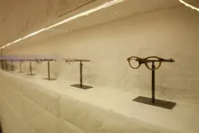 Moncler: lunettes optiques dans un décor glaciaire