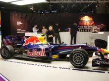 Voiture de course sur le stand Spectacular Eyewear