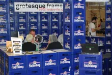 Ameublement en caisse de bière chez Stand Grotesque Frame