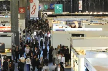 Les visiteurs remplissent les larges allés du salon