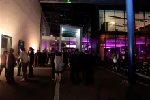 Le Mercedes Benz Center, extérieur nuit
