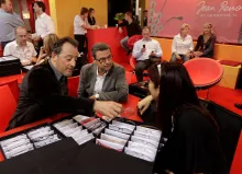 Jean Reno avec "ses" montures chez Socodeix