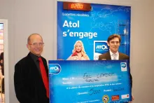 Eric Lefort remet son don à la cooperative Atol