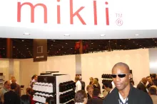 L'athlète mal-voyant Trésor Makunda sur le stand Mikli