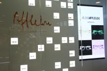 Dans la vitrine, la cascade de lunettes présente les modèles de la griffe Afflelou Paris et attire l'oeil des passants. ©Acuité 2017