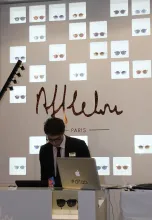 La cascade de lunettes se retrouve dès l'entrée du magasin. Le nom de l'enseigne y est travaillé en acétate, une matière noble. ©Acuité 2017