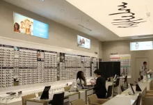 La magasin est divisé en deux parties avec d'un côté l'optique et de l'autre le solaire. Pour l'optique, la signalétique est claire et les espaces ont été travaillés par univers de style. ©Acuité 2017