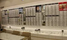 Les linéaires sont mis en valeur par un rétroéclairage et des tiroirs lumineux présentent les modèles phares. La capacité d'exposition de produits a été augmentée de 20%. ©Acuité 2017