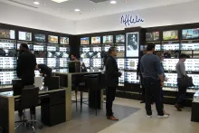 Le magasin intègre le concept Afflelou Sun sous forme de corner. Il a été travaillé sur des tons chauds et autour de l’expertise opticien en proposant à tous d’adapter les solaires à la vue. La capacité d'exposition est au minimum de 400 modèles. ©Acuité 2017