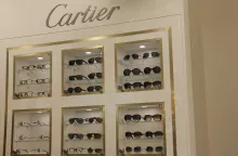 Une vitrine bijoux sécurisée met en valeur une collection haut de gamme à l'entrée du magasin. ©Acuité 2017