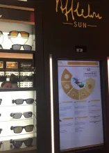 L'espace Afflelou Sun dispose d'une borne interactive. Les porteurs peuvent visualiser l’exhaustivité de l’offre montures, les dernières tendances, avoir des explications sur les verres et se prendre en photo avec le modèle de leurs rêves ©Acuité 2017