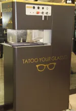 Dernière innovation : la personnalisation par gravage laser. Le porteur peut personnaliser ses lunettes, son étui et sa microfibre, sans limite. ©Acuité 2017
