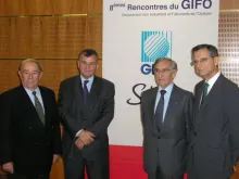 Au centre les orateurs de la conférence, Xavier Fontanet, Pdg d'Essilor et Yves Pouliquen Professeur en ophtalmologie