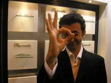 L'humoriste Gérald Dahan (fils d'opticien) sur le stand Façonnable pour soutenir l'association Ophtamission qu'il parraine
