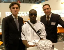 L'athlète Ladji Doucouré sur le stand Marchon en compagnie de Eric Lefort (à gauche) et de Olivier Cheronnet