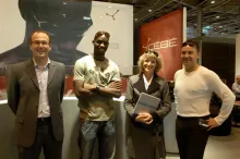 Le champion Leslie Djhone sur le stand Cébé