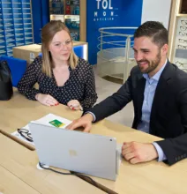 Equipé du nouveau logiciel AS3, l'opticien explique à son client l'offre produit.