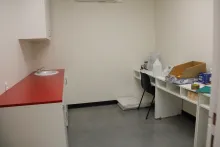 L'atelier attend les dernières machines. Pour les verres, Costco travaille avec le groupe Essilor, essentiellement en télédebordage. Le délai de livraison de l'équipement est d'une semaine environ. ©Acuité 2017