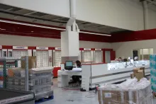 Outre les présentoirs et les vitrines habituelles, Costco propose en libre-service sur palettes des coffrets de solaires de marques (monture + étui), à l’image des enseignes de parfumerie.