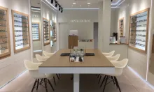 Le client est au centre du point de vente. Il est assis à côté de l'opticien et non plus face à face.