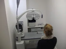 Salle d'examen de vue avec le réfracteur en premier plan