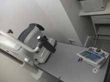 Salle d'examen de vue avec l'autoréfractomètre