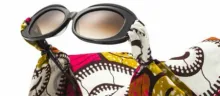 Modèle Imany : Avec « Imany », du nom de l'ancien mannequin devenue chanteuse, la marque dévoile une solaire au style folk et soul, plein de couleurs, de contrastes à l'instar des turbans et tissus africains. Cette collection capsule se décline de deux façons : dans sa version « lunette-foulard », un foulard amovible en wax africain vient habiller les branches (disponible en 14 coloris) ; et dans sa version rectangle, un rappel du tissus africain vient orner la monture au-dessus de l'oeil.