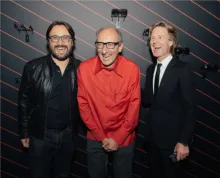 De gauche à droite : Antonio Miyakawa (Executive Vice President of Marketing, Style & Product de Luxottica Group), Alain Mikli et David Schulte (CEO d'Oliver Peoples)