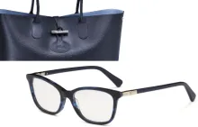 Modèle LO2604 426 : monture optique rectangulaire qui se démarque par ses charnières bambou inspirées du design du sac Roseau. En acétate et proposée en noir, havane, ciel rayé et bouquet rayé, elle est agrémentée de branches assorties avec la signature iconique du cheval de course sur l’embout droit.