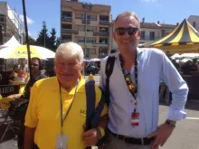 Raymond Poulidor, ancien coureur cycliste, et Hans Werquin, président de Hoya, sur l'étape du 23 juillet.