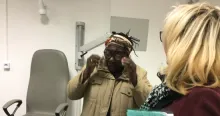 Célia reçoit ses lunettes. Elle a compris à quel point sa mauvaise vision l’handicapait