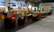 Des « cosy corners » accueillent les clients à différents points du magasin pour faciliter les échanges avec les opticiens.