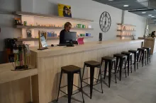 Un bar à lunettes offre les services de livraison et de vente rapide.