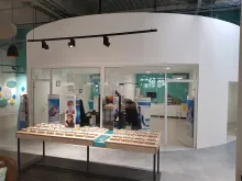 Une bulle médicale est à disposition avec deux salles d’examen de vue.