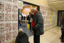 Des trombinoscopes installés dans les couloirs de l'école ont permis à chacun de replonger dans le passé. ©Acuité 2017