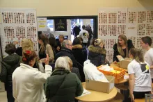 Les anciens élèves de l'école pouvaient récupérer leur dossier scolaire auprès des actuels étudiants. ©Acuité 2017